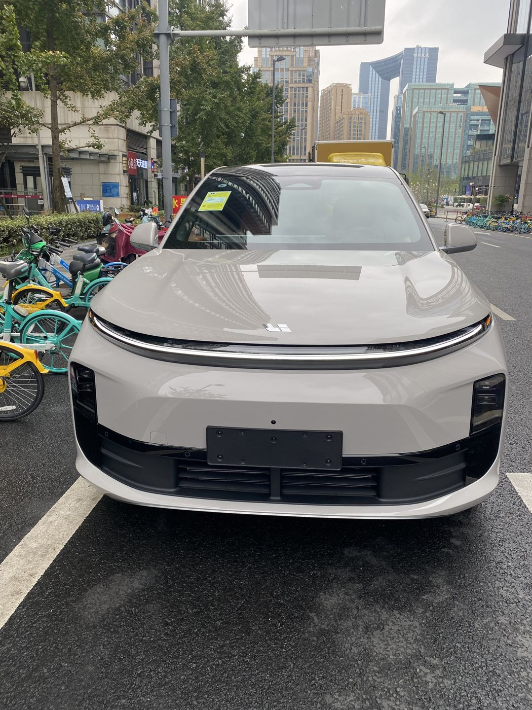 君临国际 MEGA 高压纯电 MPV